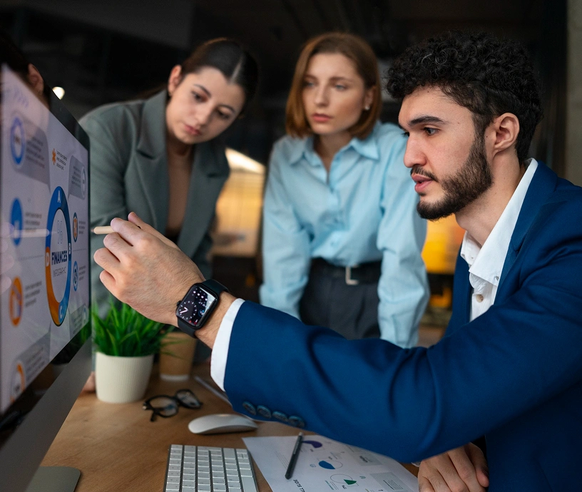 B2B team analyzing HubSpot data and campaign performance on desktop